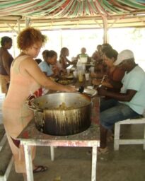 Almoço coletivo com a profa. Cicica se servindo da co