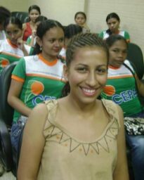 Estudante do CEPA com roupa produzida pela Tituba, em Santos