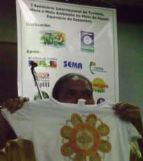 Quilombola apresentando peça tingida no Curiaú