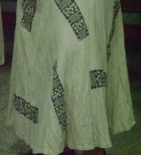 Detalhe da saia da Cicica, roupa produzida na Tituba em SP.
