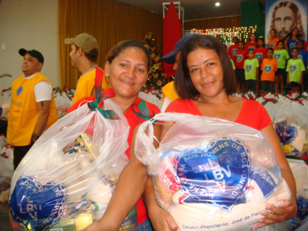 Famílias que ao longo do ano são beneficiadas pela LBV recebem as cestas de alimentos da Campanha de Natal