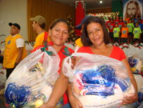 Famílias que ao longo do ano são beneficiadas pela LBV recebem as cestas de alimentos da Campanha de Natal