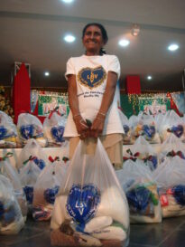 Senhora da Melhor Idade da LBV feliz com o presente de Natal