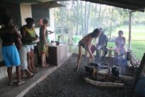 Após o trabalho, comida, música e alegria. Ahoo