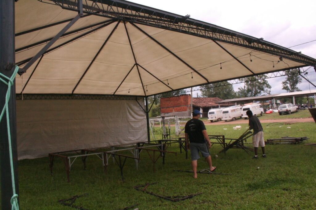 Primeiro chegou o toldo 10x10m², e com ele a produção trouxe o palco 6x8m²...