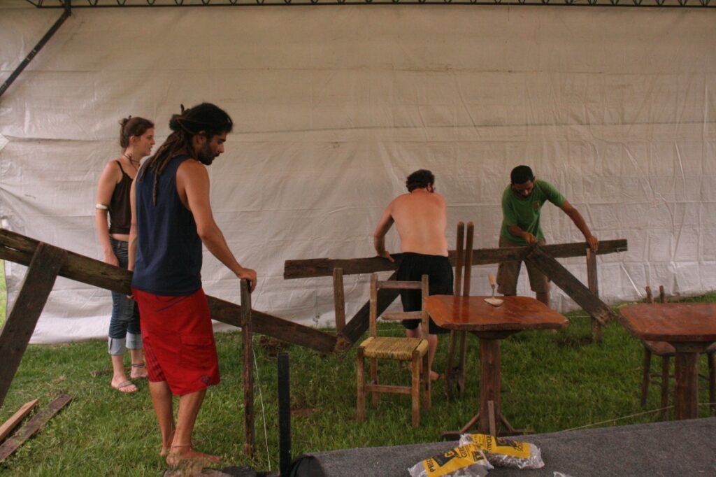 Madeiras, Pregos e as Ferramentas emprestadas pelo cumpadre Chandi...