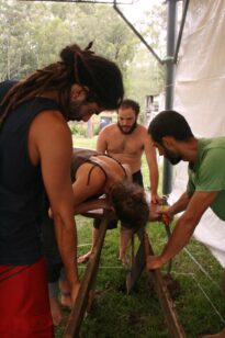 Fazendo uma boa base as mesas quebradas se unem formando uma útil bancada...