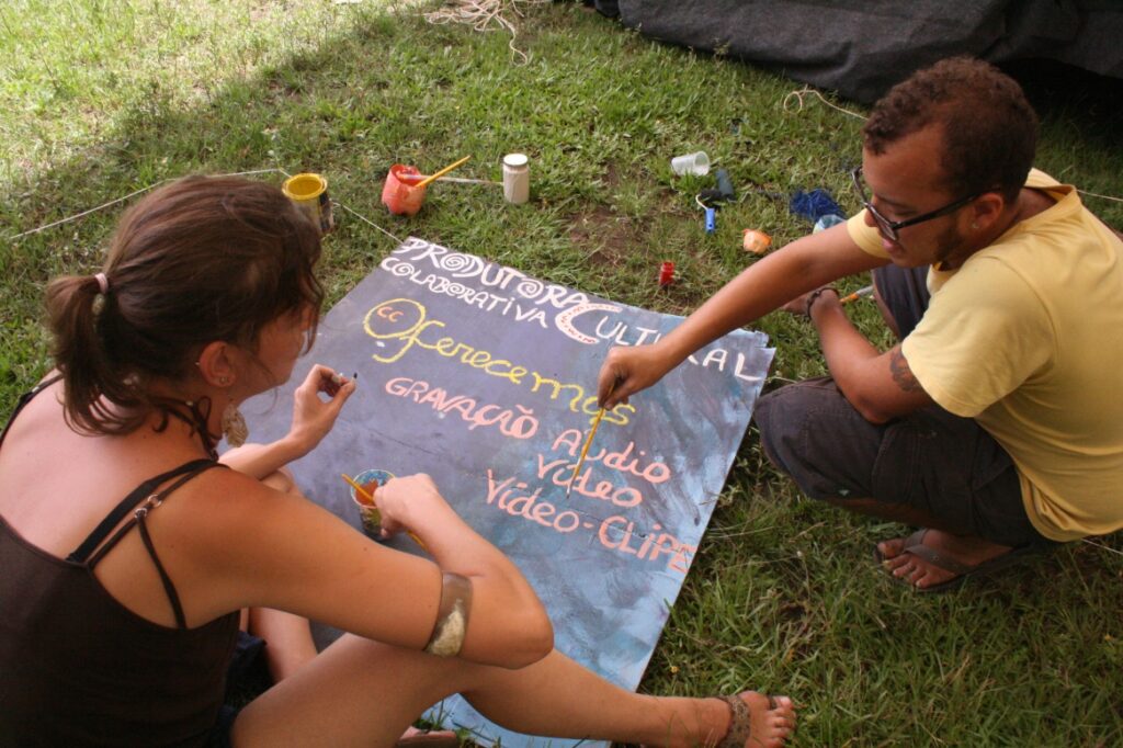 A arte na placa da produtora vai se tornando cada vez mais convidativa...