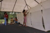 As Fadinhas da aldeia da paz começam a encantar o fundo do palco...