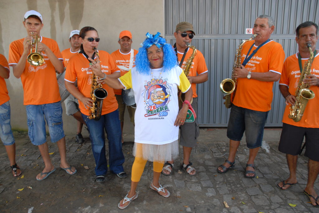 Enquanto isso... a banda toca...
