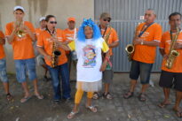 Enquanto isso... a banda toca...