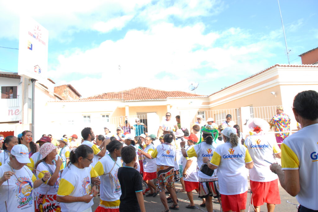 Folia em frente à Casa de Cultura...