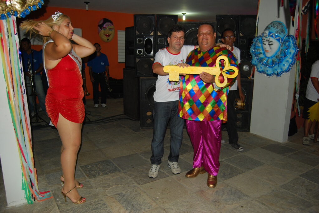 Rei Momo de Goianinha recebendo a chave do Carnaval das mãos do prefeito.