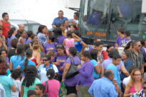 Os integrantes do Corangelis sendo recepcionados por seus familiares
