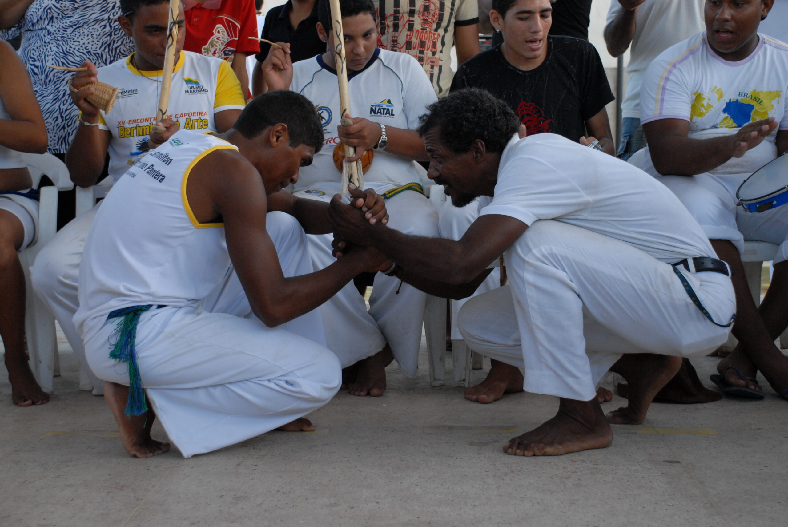 Performance de capoeiristas.