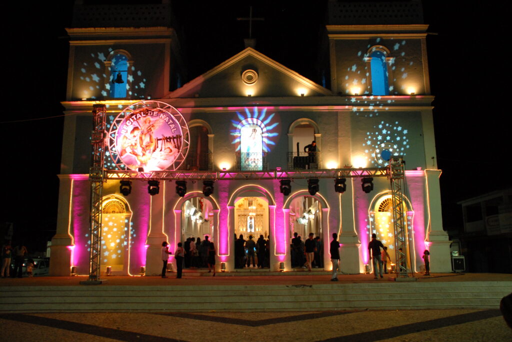 A igreja matriz especialmente ornamentada para o evento.