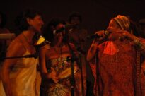 Beth de Oxum (D) puxou o coco no palco da Torre Malakoff