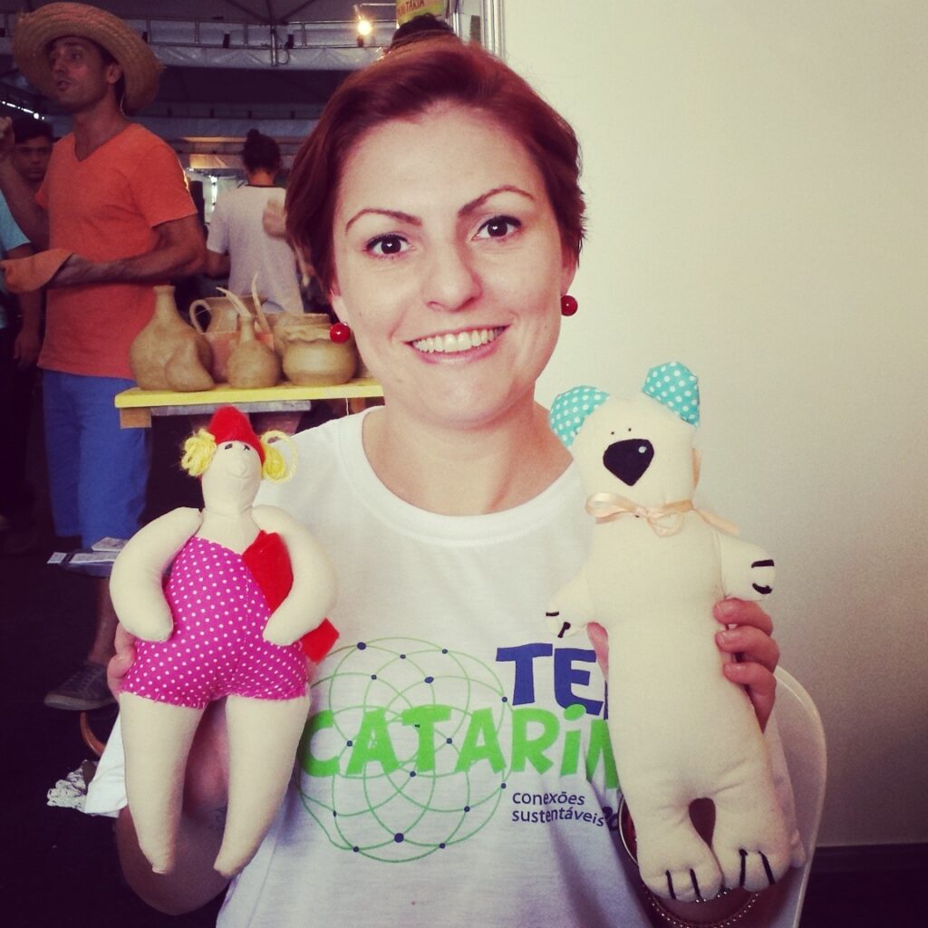 Feliz com as aquisições feitas em um dos stand